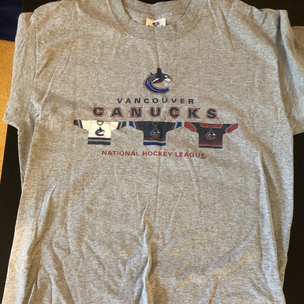 Vancouver Canucks Short-Sleeved Gray Tee-Shirt